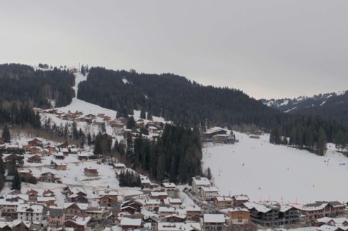 Cloudy skies above the resort buildings and ski slopes in Les Gets, France – Weather to ski – Today in the Alps, 22 January 2026
