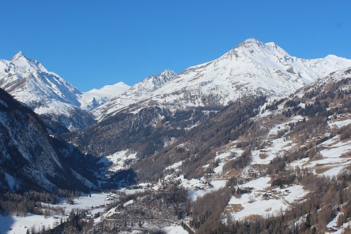 Blue skies over the mountains and valley in Heiligenblut, Austria, with the Grossglockner in the background – Weather to ski – Today in the Alps, 2 February 2026