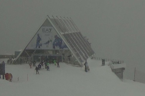 Snow falling on the ski slopes and buildings in Alta Badia, Italy – Weather to ski – Today in the Alps, 4 February 2026