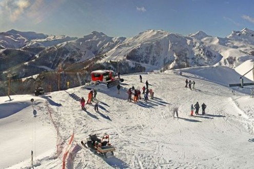 Blue skies over the snow-covered pistes in Auron, France – Link to Weather to ski's full "Today in the Alps" report on weather and snow in the Alps on 6 February 2026