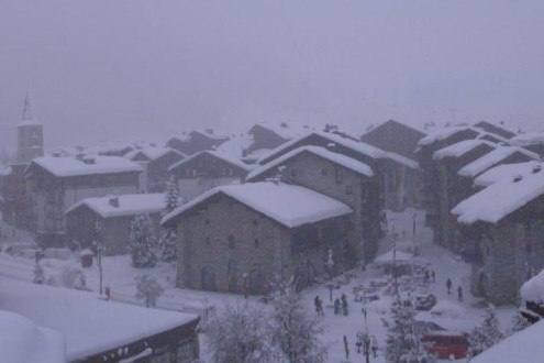 Heavy snow falling on the already snow-covered buildings in the centre of Val d’Isere, France – Weather to ski – Today in the Alps, 11 February 2026