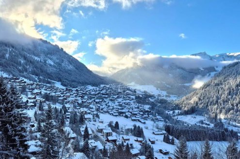 Blue skies above the snow-covered mountainside in Châtel, France – Link to Weather to ski's full "Today in the Alps" report on weather and snow in the Alps on 13 February 2026