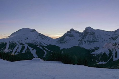 Clear skies over the snow-covered mountainside in Sunshine Village, Canada – Weather to ski – Snow report, 13 February 2026