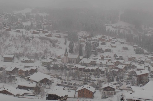 Snow falling over the village in Les Gets, France – Weather to ski – Today in the Alps, 16 February 2026