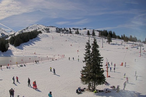 Blue skies above the skiers on the snow-covered ski slopes of Villard de Lans, France – Weather to ski – Today in the Alps, 25 February 2026