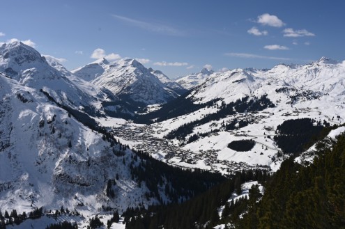 Blue skies over the snow-covered mountains and valley in Lech, Austria – Link to Weather to ski's full "Today in the Alps" report on weather and snow in the Alps on 3 March 2026
