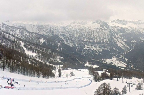 Hazy skies from Saharan dust above the ski slopes in Bardonecchia, Italy – Link to Weather to ski's full Snow report, 5 March 2026