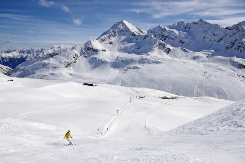 Skier descending a ski run in Kühtai, Austria – Weather to ski – Today in the Alps, 8 March 2026