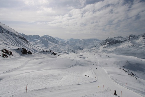 View over ski slopes in the Lech-Zürs ski area, Austria – Weather to ski – Today in the Alps, 9 March 2026