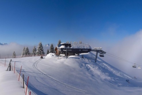 Blue skies at the summit of a ski lift in Les Gets, with fresh snow – Weather to ski – Today in the Alps, 12 March 2026