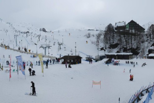 Skiers and ski lifts at the ‘front de neige’ in Prato Nevoso, Italy – Weather to ski – Snow report, 12 March 2026