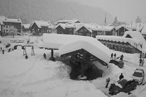 Deep snow on the buildings in Macugnaga in the northern Piemonte, Italy – Link to Weather to ski's full "Today in the Alps" report on weather and snow in the Alps on 15 March 2026