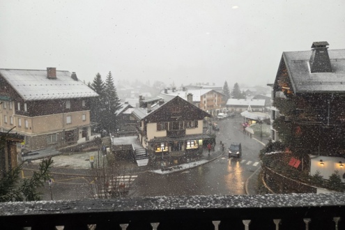 Snow falling in the centre of Megève, France – Weather to ski – Today in the Alps, 25 March 2026