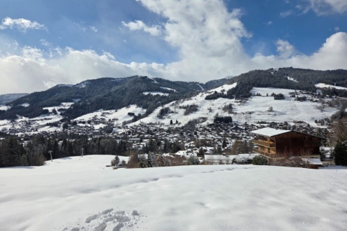Sunshine breaking through the clouds above a snowy-looking Megève, France – Weather to ski – Today in the Alps, 26 March 2026