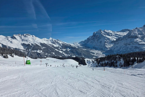 Mostly blue skies over snow-covered pistes in Wengen, with the Wetterhorn mountain in the background – Link to Weather to ski's full "Today in the Alps" report on weather and snow in the Alps on 28 March 2026