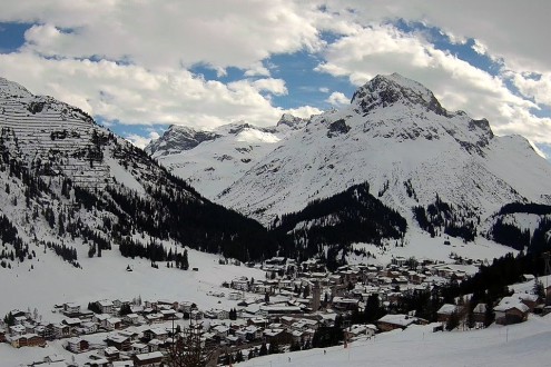 Sunny skies over Lech, Austria – Link to Weather to ski's report on Today in the Alps, 5 April 2026