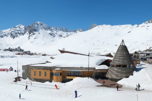 Blue skies over a snow-covered building in Tignes, France – Weather to ski – Today in the Alps, 7 April 2026