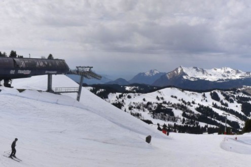 Skier on the slopes next to the summit of a chairlift in Les Gets, France – Weather to ski – Today in the Alps, 11 April 2026
