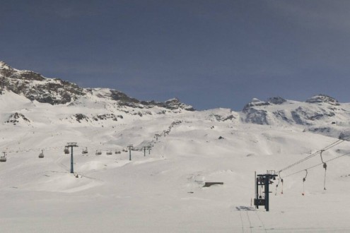 Blue skies above the freshly snow-covered ski slopes in Cervinia, Italy – Weather to ski – Today in the Alps, 14 April 2026
