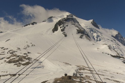 Cloud topping the mountain with blue skies above the Grande Motte glacier in Tignes, France – Weather to ski – Today in the Alps, 30 April 2026