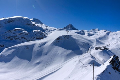 Blue skies above the snow-covered ski slopes and ski lifts in Les 2 Alpes, France – Weather to ski – Today in the Alps, 7 May 2026
