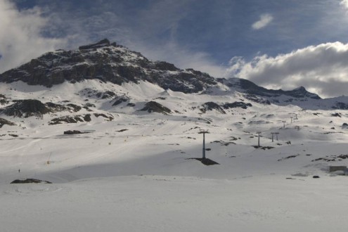 Slightly cloudy skies above the snow-covered ski slopes in the Plan Maison area in Cervinia, Italy – Weather to ski – Link to Today in the Alps, 13 May 2026
