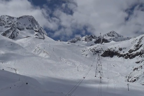 Great snow conditions on the Stubai glacier, Austria, on the last day of its 2025-26 ski season – Link to Weather to ski's report on Today in the Alps, 17 May 2026