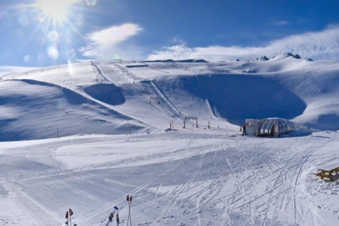 Blue skies and sun shining above the ski slopes on the glacier in Les 2 Alpes, France – Link to Weather to ski's report on Today in the Alps, 20 May 2026