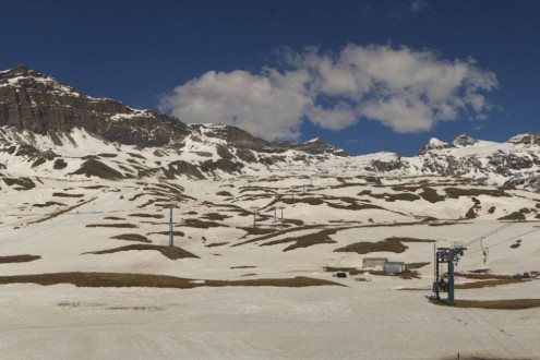 Thinning snow on the ski area above Cervinia, Italy – Link to Weather to ski's report on Today in the Alps, 25 May 2026