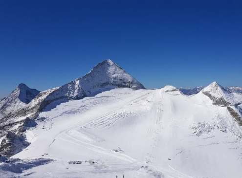 Blue skies above the snow-covered Hintertux glacier in Austria – Link to Weather to ski's report on Today in the Alps, 28 May 2026