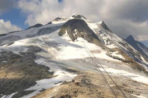 Grande Motte glacier in Tignes with threadbare snow cover – Link to Weather to ski's report on Today in the Alps, 17 July 2026