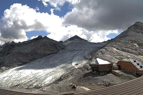 Poor conditions on the Passo Stelvio glacier in Italy on 8 August 2026 – Weather to ski – Our blog: Top 5 places to ski in the Alps in August