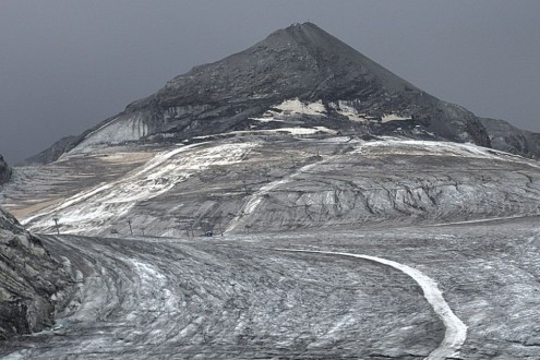 Poor snow cover on the glacier ski area in Passo Stelvio, Italy, which suspended summer skiing for 2026 today – Weather to ski – Today in the Alps, 15 August 2026