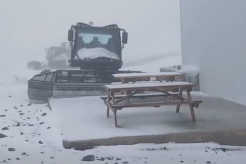 Snowploughs covered with a sprinkling of snow in Les 2 Alpes on the morning of 21 August 2026 – Weather to ski – Today in the Alps, 21 August 2026