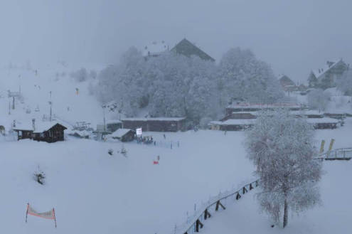 Lots of fresh snow on the ski slopes and buildings of Prato Nevoso, Italy, on 22 December 2025 – Weather to ski – Who got the most snow in the Alps in 2025-26?
