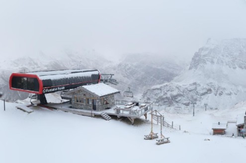 Snow-covered summit of skilift at the top of Bellevarde, Val d’Isère, France on 23 October 2026 - Link to Weather to ski's report on Today in the Alps, 23 October 2026